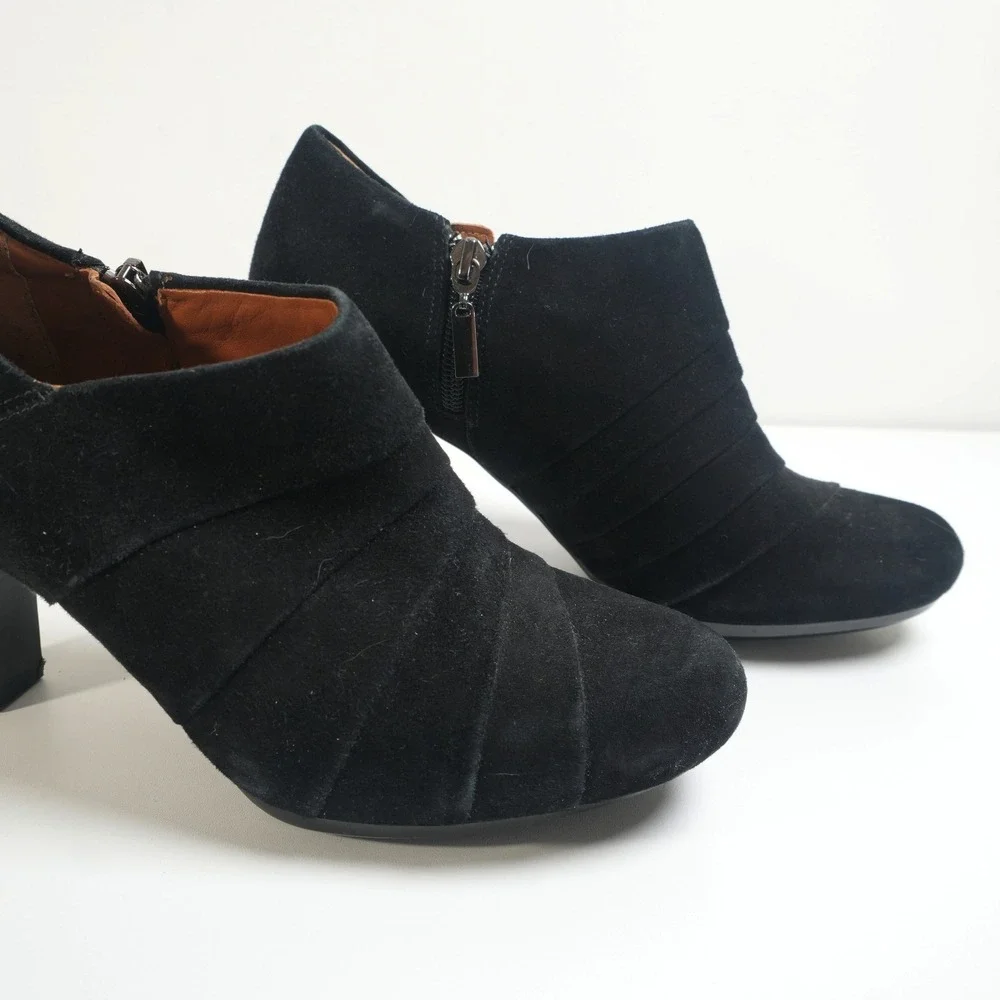 Clarks Artisan Ankle Boots Women‎ 7M Black Suede Pleated Ruched Block Heel Zip